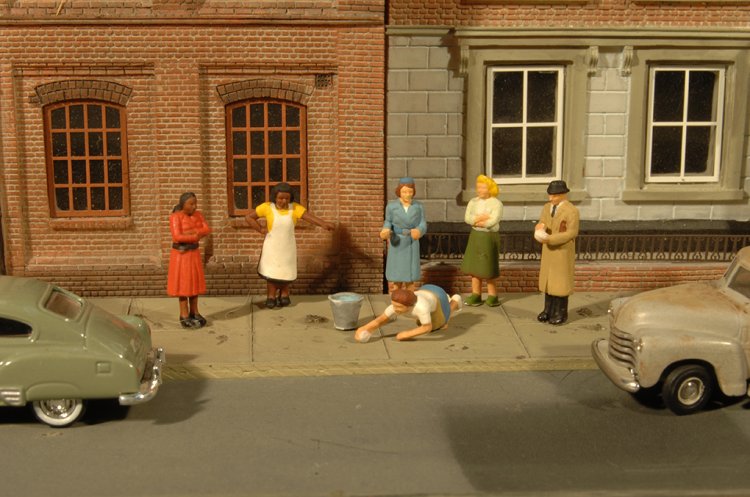 Sidewalk People - O Scale - Click Image to Close