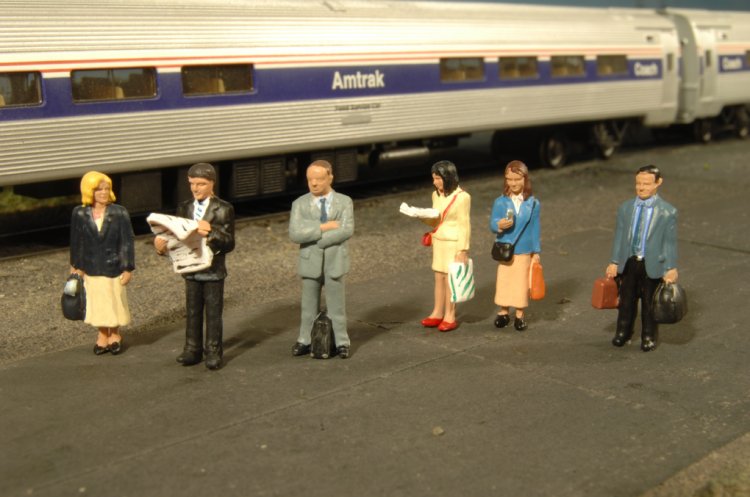 Standing Platform Passengers - O Scale - Click Image to Close