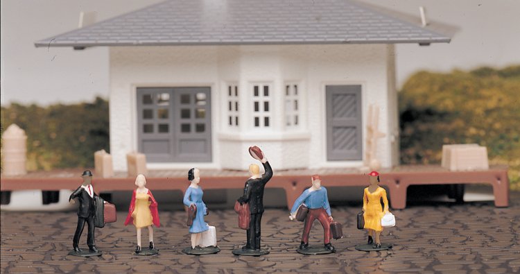 Waiting Passengers (HO Scale) - Click Image to Close