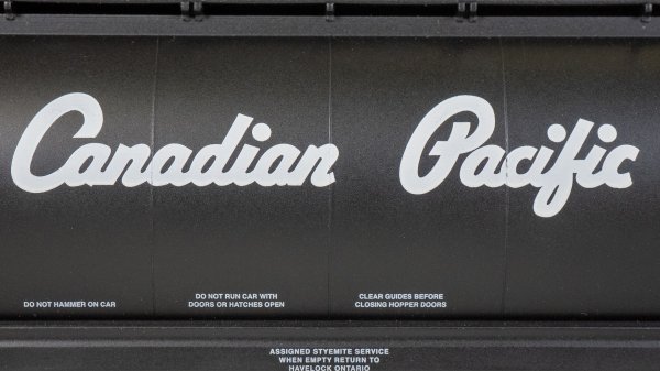 (image for) Cylindrical Grain Hopper with Flashing End of Train Device - Canadian Pacific #386502