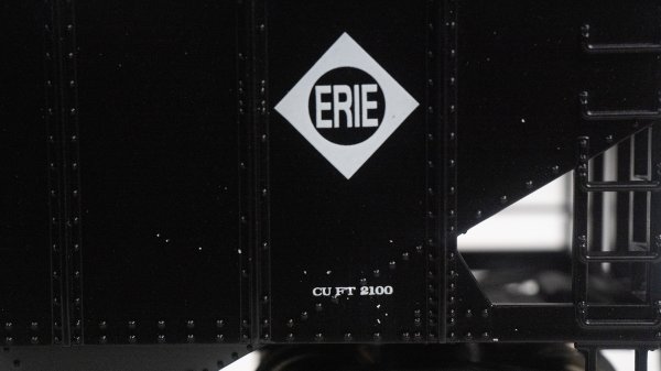 (image for) 55-Ton 2-Bay USRA Outside Braced Hopper - Erie #159106