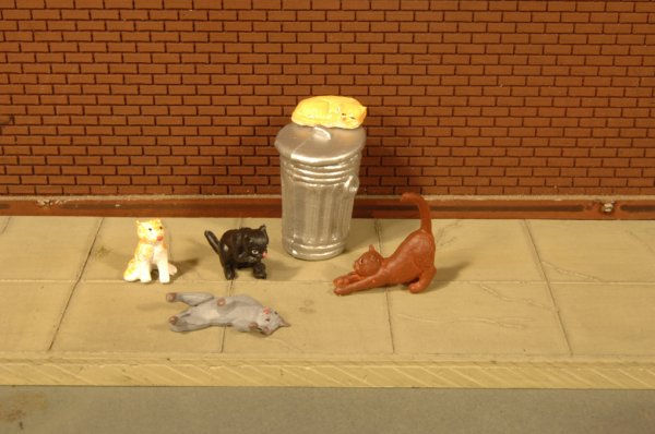 (image for) Cats with Garbage Can - HO Scale