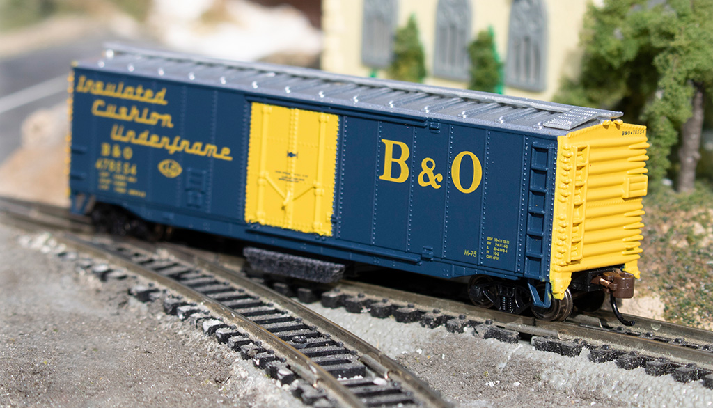 B&O Bachmann Trains - N Scale 50 Plug Door Track Cleaning Box Car Blue & Yellow